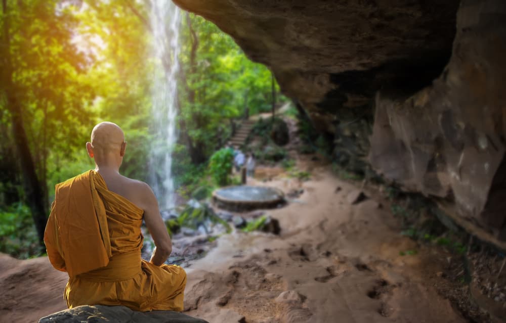 El sacerdote budista japonés Doken Shonin, más tarde conocido como Nichizo, vivió muchos años como ermitaño en una cueva en el Kimpu Shrine (Yoshino).
