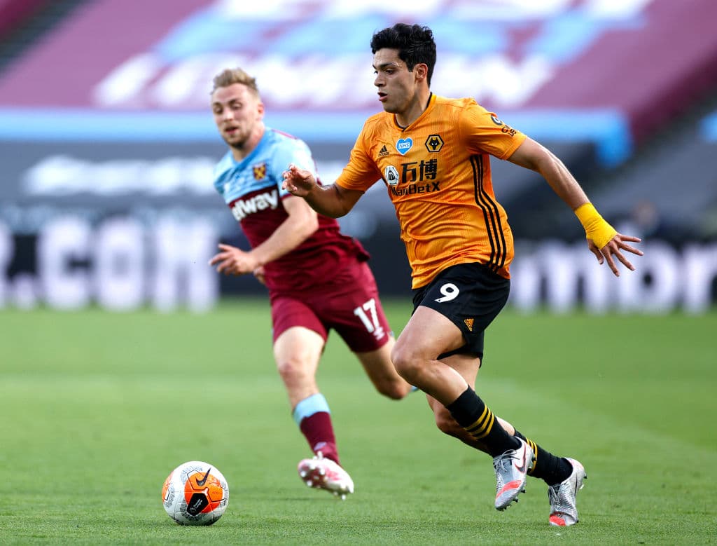 Raúl Jiménez tuvo mayor presencia en la segunda mitad, pero el gol no llegaba.