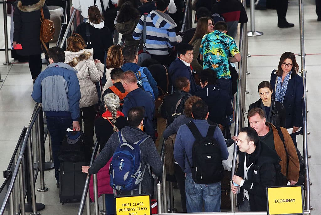Con mochilas, buscando comodidad, viajaba la mayoría de los que aguardaban a pasar por seguridad en el aeropuerto LaGuardia.