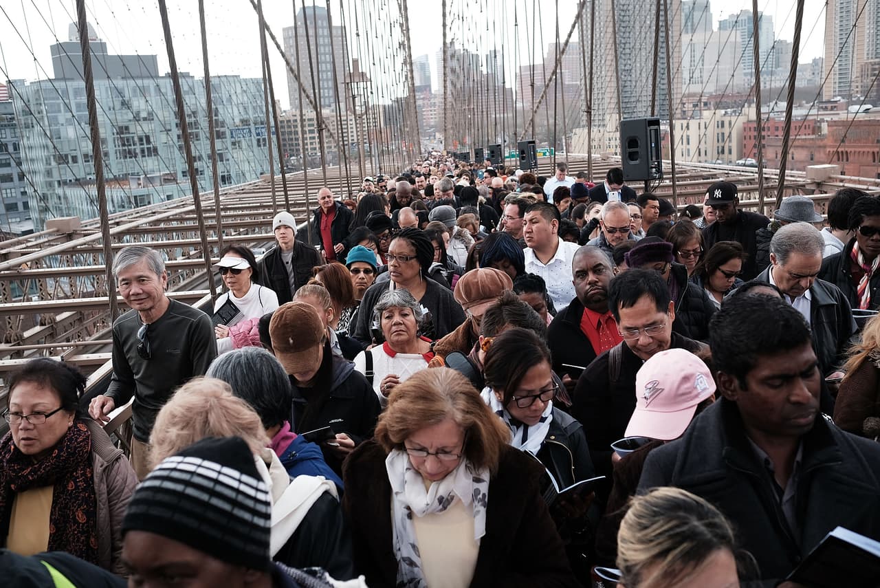 En un escenario distinto, miles de cristianos que participaban del viacrucis atravesaron el puente de Brooklyn.