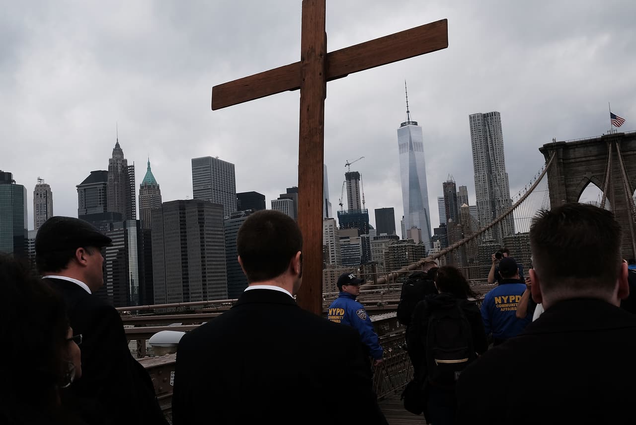 Con la Torre de la Libertad de frente, avanzaba la procesión católica de Brooklyn hacia Manhattan, la tierra prometida para cientos de viajeros.