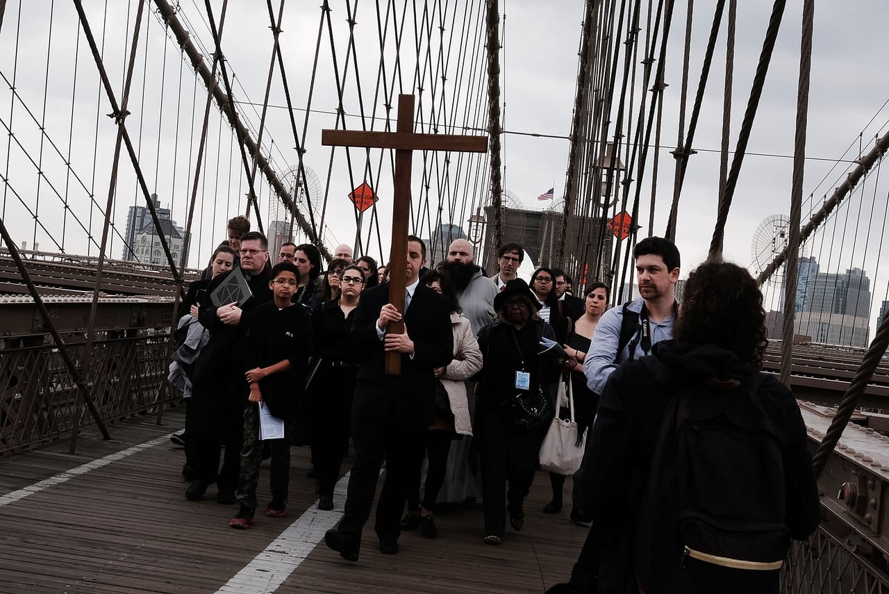 Tras la cruz, ciudadanos de distintas nacionalidades, pero unidos por su fe, recorren el puente de Brooklyn.