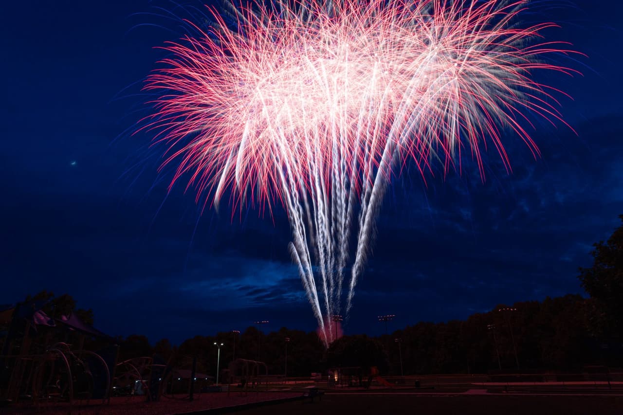 <b>Evento</b>: Wendell Fireworks Show
<br>
<b>Fecha</b>: 2 de julio
<br>
<b>Lugar</b>: Wendell Community Center. 601 W. Third St. Wendell, NC
<br>
<b>Sitio web</b>: 
<a href="https://townofwendellnc.gov/news_detail_T10_R38.php">https://townofwendellnc.gov/news_detail_T10_R38.php</a> 
<br>
<br>Este evento en Wendell Community Park comienza a las 6 p. m. con camiones de comida, música y más para disfrutar antes de un espectáculo de fuegos artificiales a las 9 p. m.