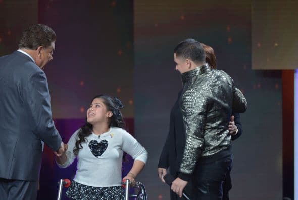 Cuando la hermana de Larry Hernández se negó a abortar un embarazo con complicaciones, el cantante le prometió que nunca estaría sola. Hoy cumple su palabra junto a Lupita, su sobrina, quien sufre de spina bifida. 