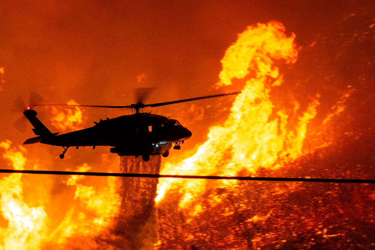 Piloto muere luego de estrellar helicóptero mientras combatía uno de los incendios en California