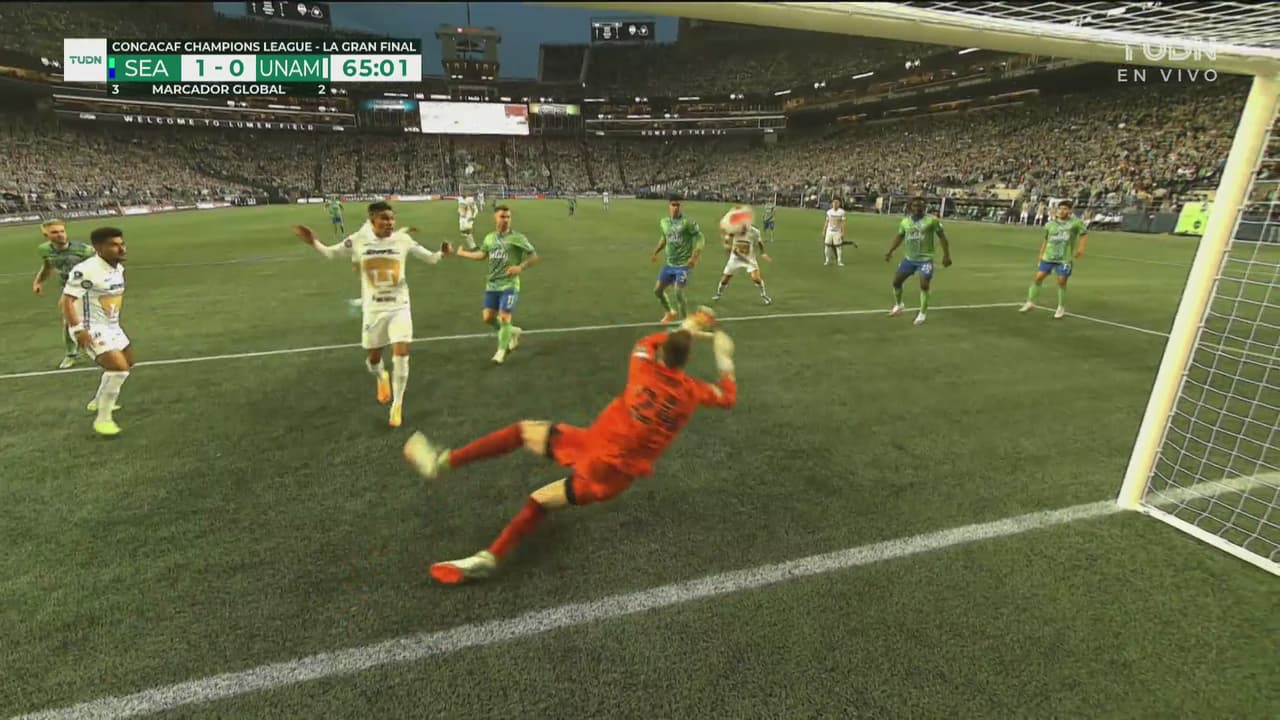 ¡Evita el gol de Pumas! Frei se manda un atajadón a cabezazo de Diogo