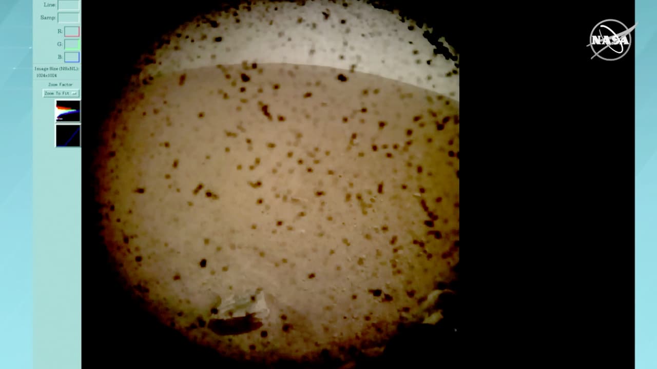El horizonte de Marte en la primera imagen enviada por InSight, a minutos de tocar suelo. La sonda buscará ayudar a comprender el núcleo, la corteza y el manto marcianos para permitirles a los científicos por primera vez saber cómo se formó el planeta hace más de 4,000 millones de años.