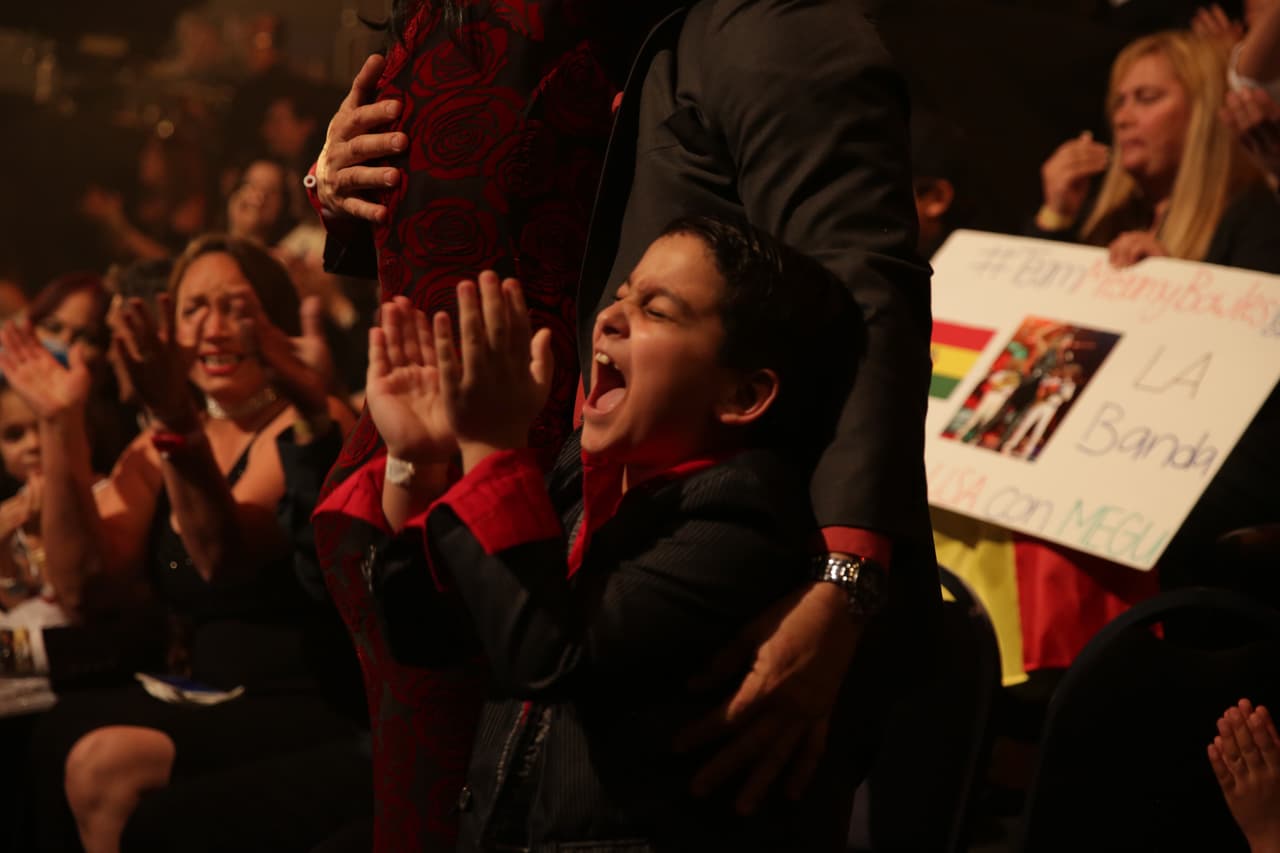 Y su hermanito nos mató con su ternura al reaccionar ante su victoria.