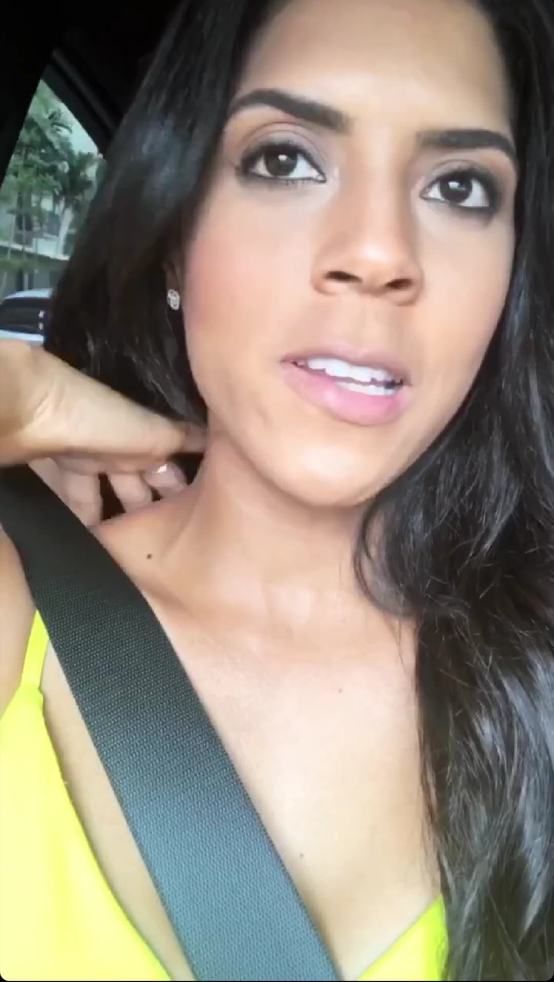 Eso sí, inmediatamente de finalizar le dijo adiós a los zapatos altos y corrió al terapista. “Todavía sigo con el dolor en el cuello, por lo menos ahora lo tengo localizado solamente en el lado izquierdo. Se estaba poniendo peor, pero ya vine otra vez a hacerme una terapia, unos choques eléctricos, a ver si ya se me quita este dolor intenso”.