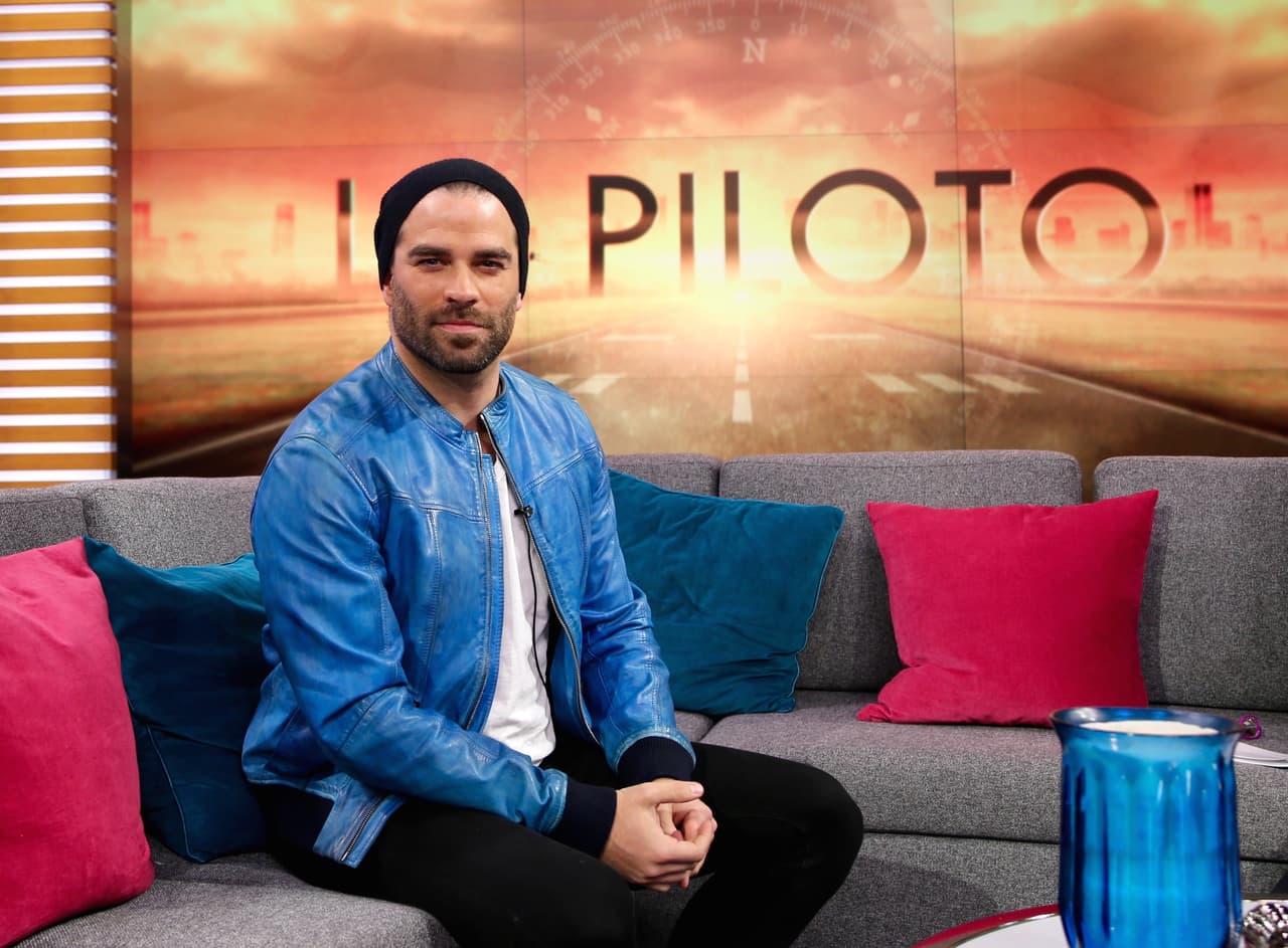 <b><a href="http://www.univision.com/temas/alejandro-nones">Alejandro</a></b> estuvo en
<b><a href="http://www.univision.com/shows/el-gordo-y-la-flaca" target="_blank"><i>El Gordo y La Flaca</i></a></b> y confesó algunos secretos de su personaje en
<b><a href="http://www.univision.com/series/la-piloto/" target="_blank"><i>La Piloto</i></a></b>.