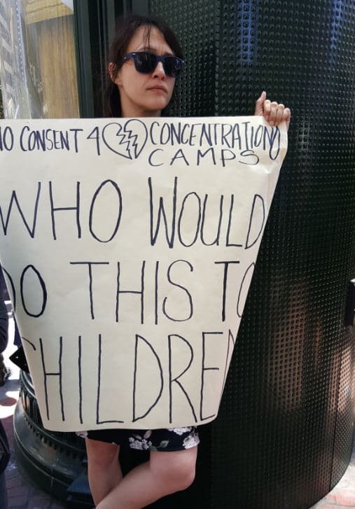 Varios legisladores, reporteros, médicos y abogados que visitaron las instalaciones de esos centros informaron sobre las condiciones insalubres, falta de alimentos, ropa y colchones por las que atraviesan los inmigrantes detenidos.