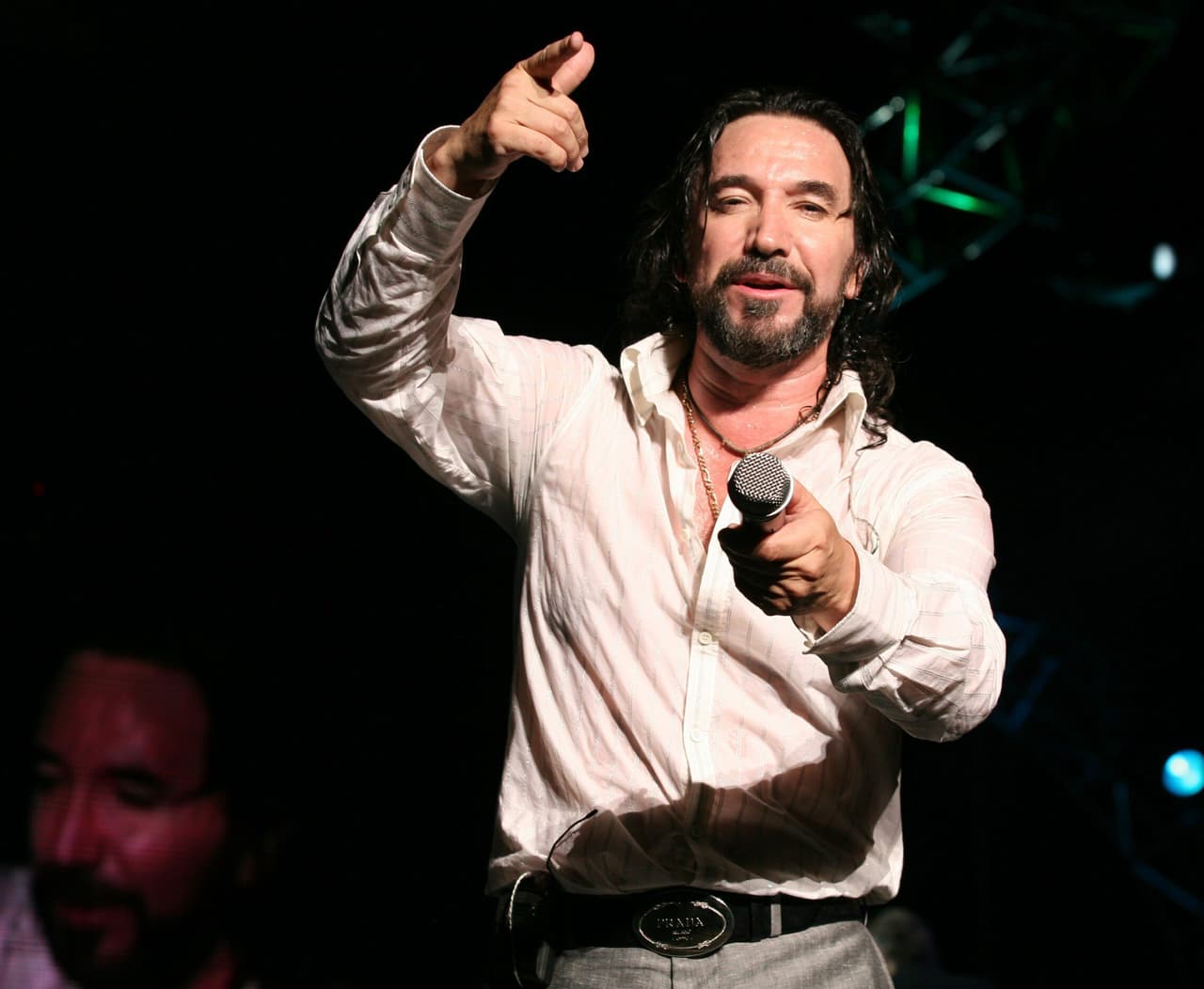 <a href="https://www.univision.com/famosos/12-cantantes-latinos-que-prestaron-su-voz-a-personajes-animados">Marco Antonio Solís</a> es uno de los cantautores más queridos de México que no solo ha logrado tener una carrera exitosa, también formó una familia junto a su esposa y dos hijas.