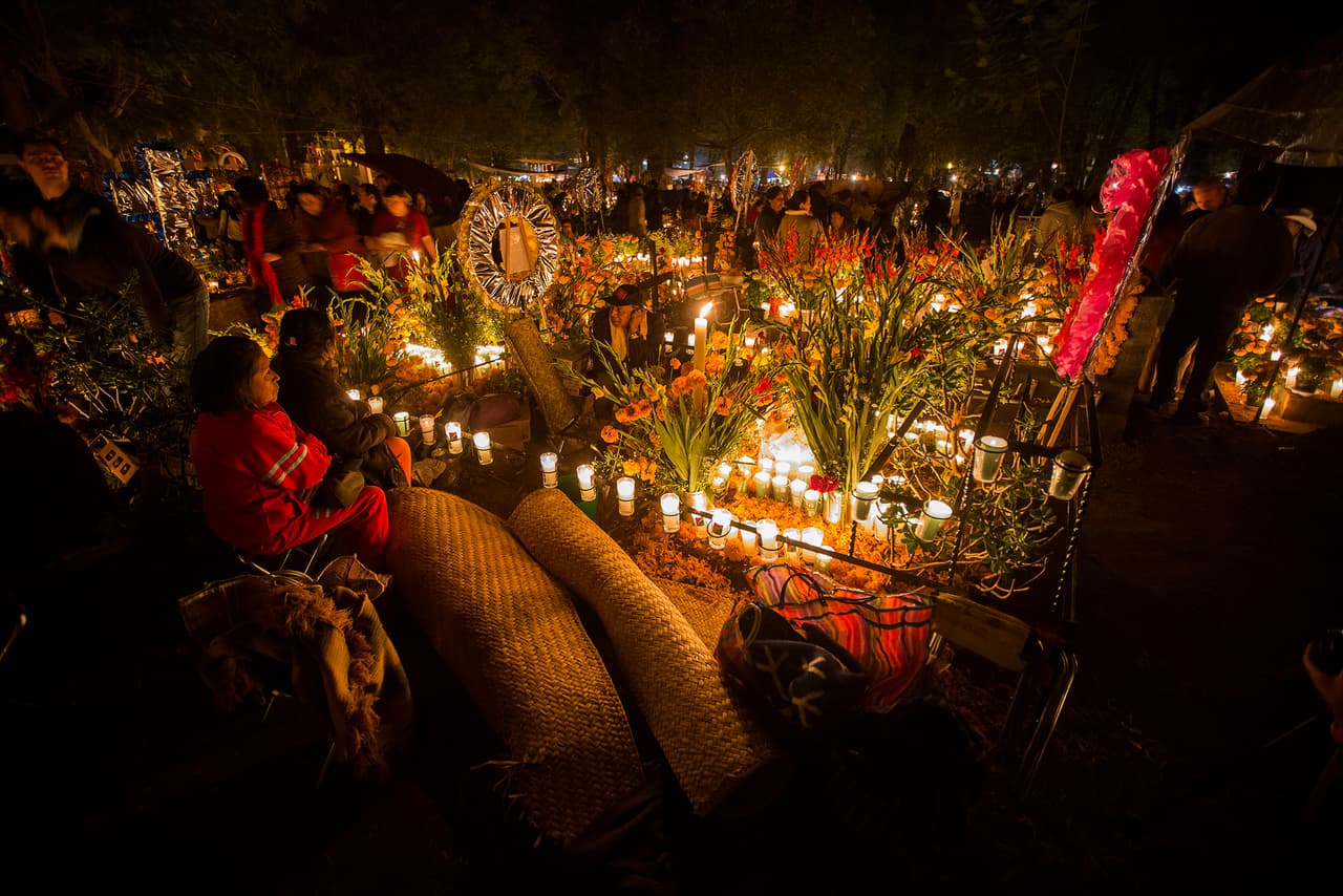 Al convertir a los nativos del Nuevo Mundo se hizo una especie de sincretismo que combinaba las tradiciones europeas con las prehispánicas, haciendo coincidir las festividades católicas del Día de todos los Santos y Todas las Almas del primero de noviembre con el festival similar mesoamericano, creando el actual Día de Muertos.