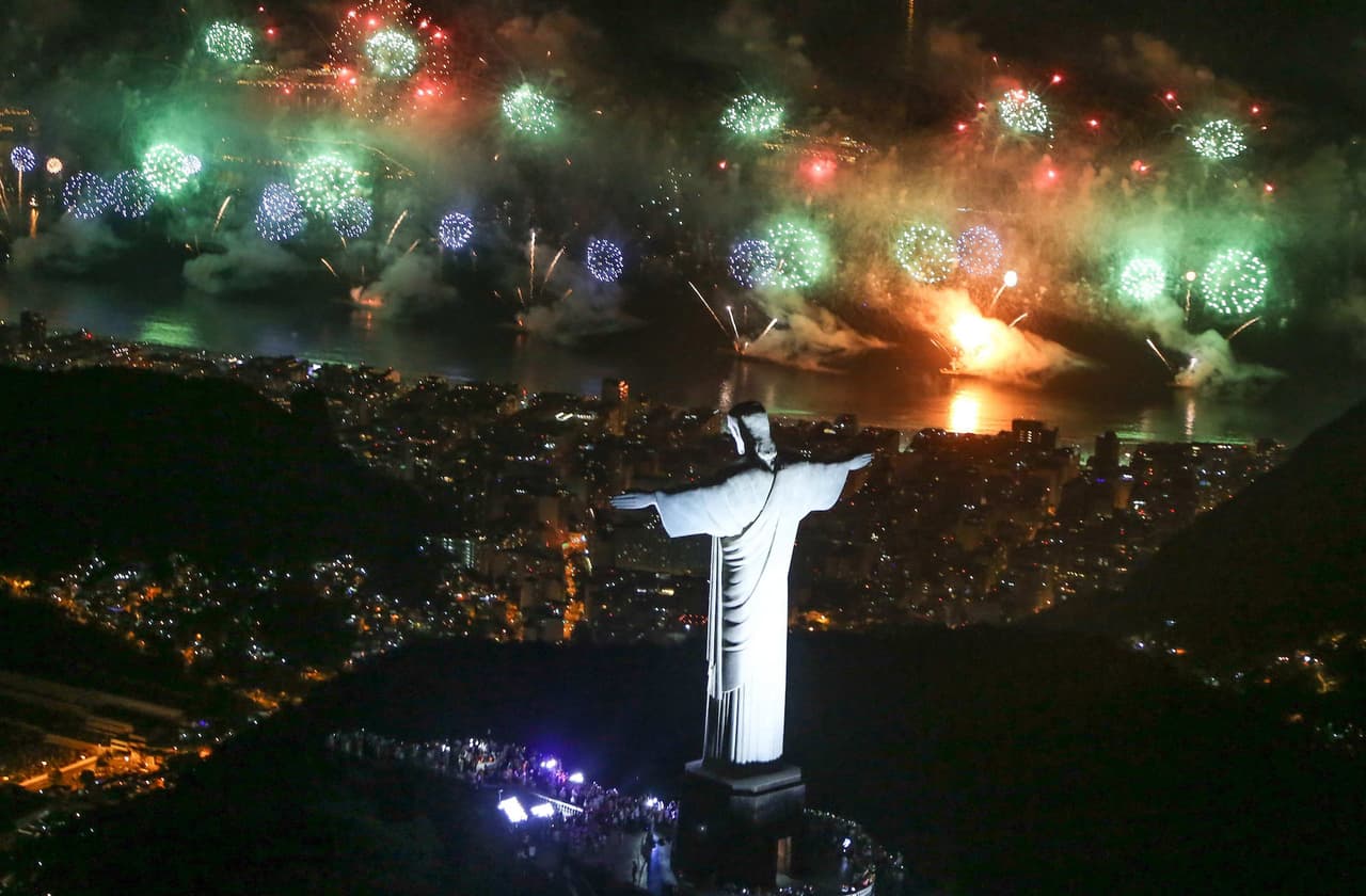 Vista de los fuegos artificiales durante la nochevieja con el Cristo Redentor y la playa de Copacabana. Una multitud recibió el Año Nuevo en Río de Janeiro a ritmo de Anitta, la estrella pop del momento en Brasil, quien puso a bailar a miles de turistas y brasileños en la famosa playa de Copacabana.