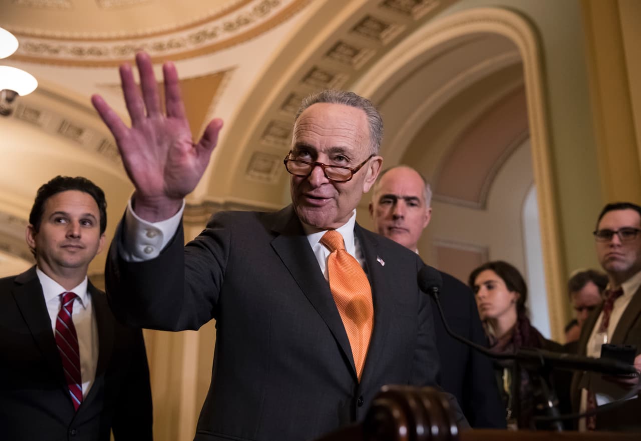 El líder de la minoría en el Senado, el demócrata Chuck Schumer, tuiteó: "La larga y oscura noche en América ha terminado, y un nuevo amanecer está llegando". Más tarde publicó en Twitter un video donde se ve llamando directamente a Biden desde Brooklyn para que los neoyorquinos lo felicitaran directamente.