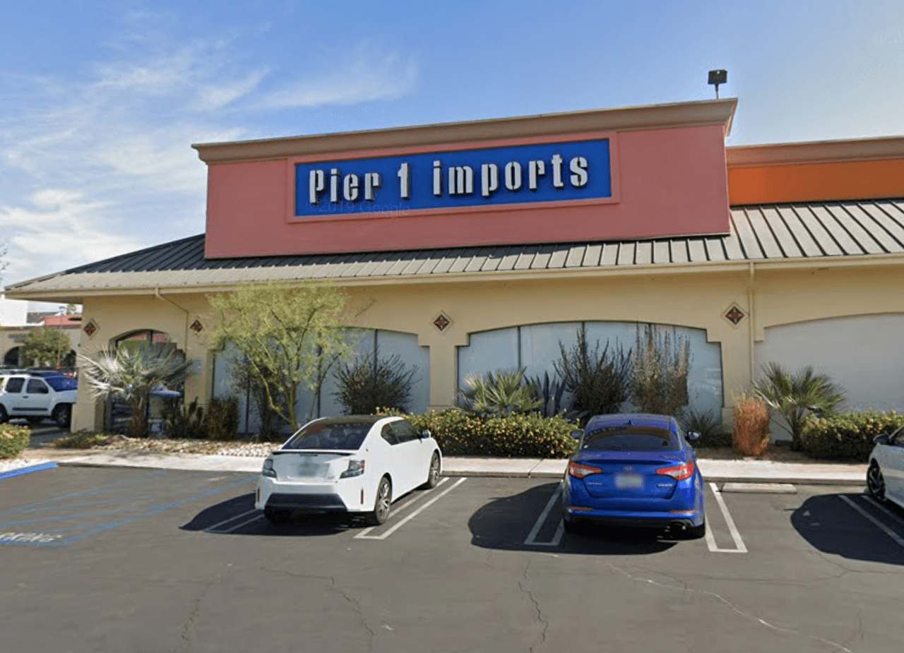 Dirección: 8940 Tampa Ave, Northridge.