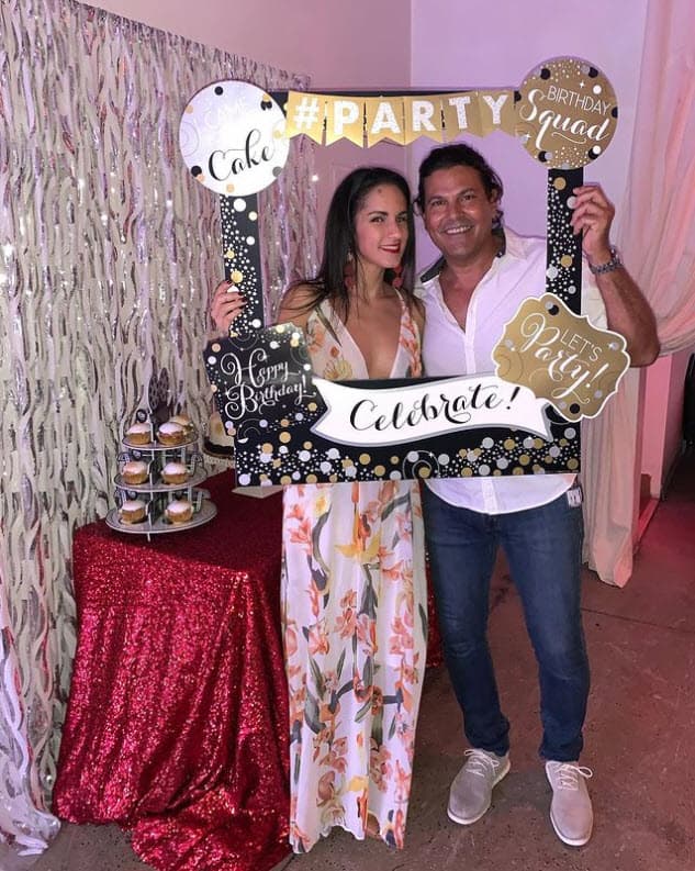 "
<b>No creo ya en el matrimonio</b>, después de muchos matrimonios […] Yo ya pasé por esa etapa, pero quién sabe, tal vez hagamos una ceremonia o algo así", sentenció en un reciente encuentro con la prensa.
<br>