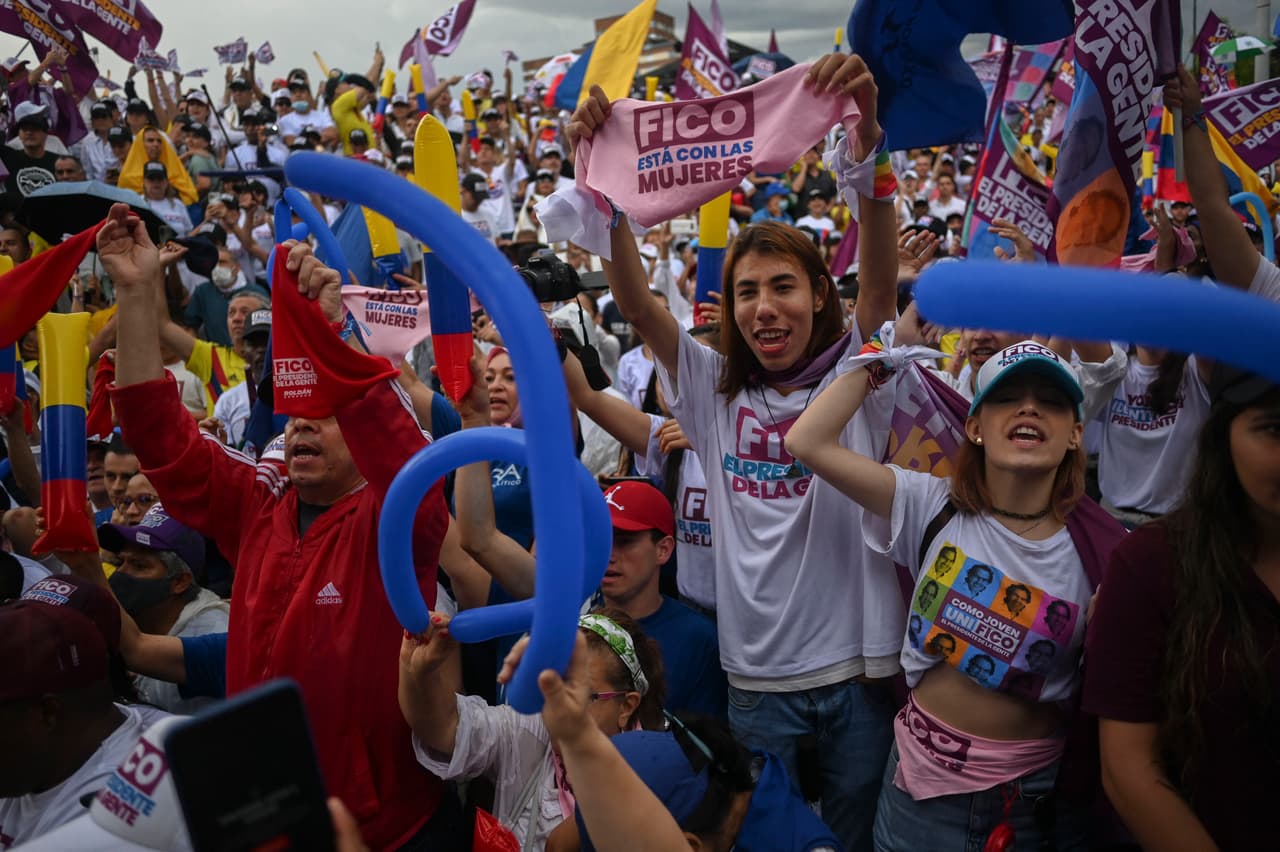 "Aquí vamos a hacer cambios, pero no pueden ser un salto al vacío como le pasó a Venezuela o a Nicaragua (...) No le vamos a entregar a Colombia al populismo", lanzó en un discurso alusivo a su mayor rival: Petro.
<br>