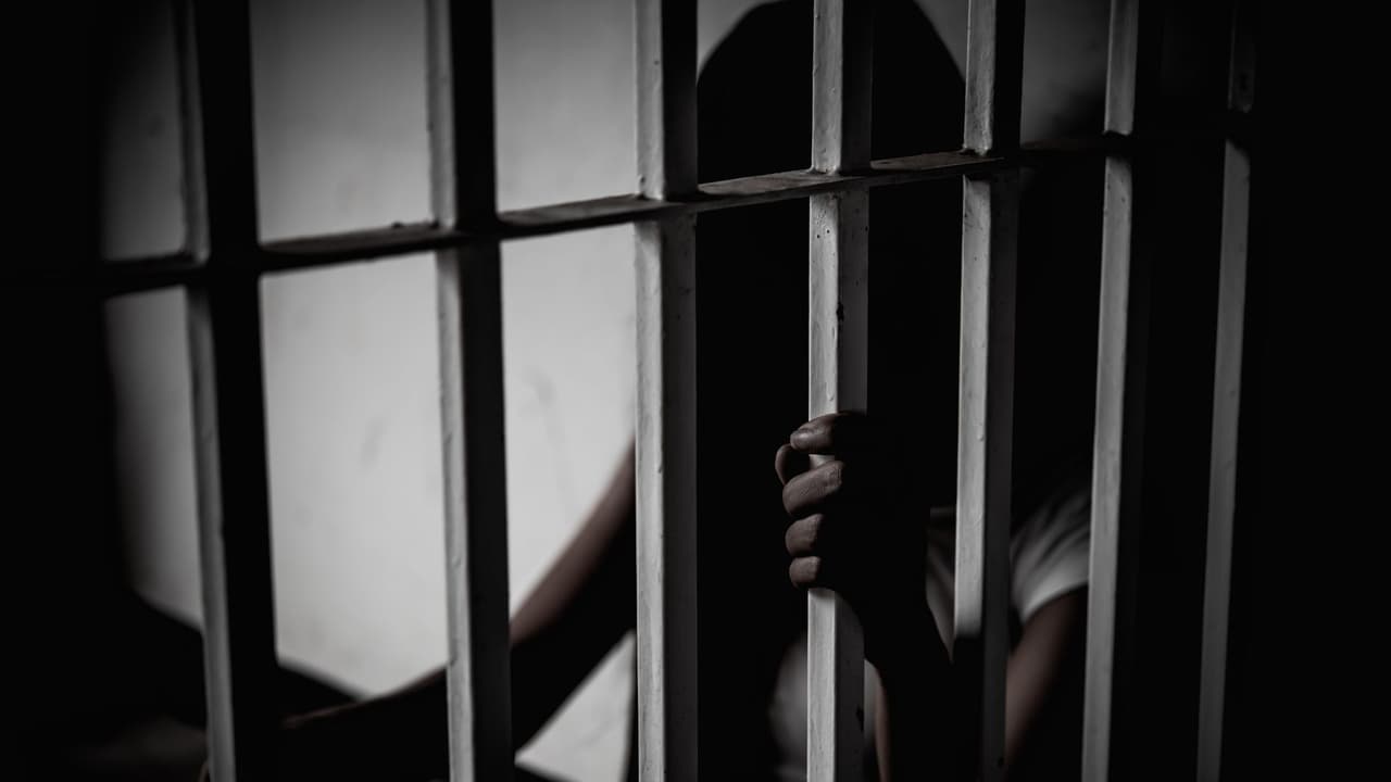 Arrestan a mujer por cadáver hallado en maletero de vehículo en Los Ángeles