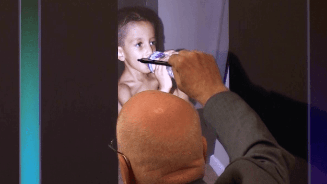 <h2 class="cms-H2-H2">2. Videos de Benjamín lo muestran buscando comida por su propia cuenta en la cocina y en un bote de basura</h2>
<br>
<br>En el juicio, los fiscales mostraron unos 30 videos con material de Benji, donde se muestra al pequeño en algunas imágenes con manchas rojas en la parte de sus ojeras. En uno de los clips, Benjamín sale pidiendo pan. En otros videos, 
<a href="https://www.univision.com/local/san-antonio-kwex/acusado-de-dejar-morir-de-hambre-a-su-hijo-lo-obligo-a-beber-desinfectante-para-manos-video" target="_blank">el niño de 4 años estaba buscando su propia comida y abría el refrigerador</a>; en otro, sale buscando comida en la basura. Todo esto fue captado por cámaras de seguridad en la casa, que están apuntando hacia habitaciones y particularmente al refrigerador y gabinetes. Además, pusieron fotografías de cómo estaba el cuerpo del pequeño, incluyendo su delgadez y marcas tipo moretones debajo de sus ojos.