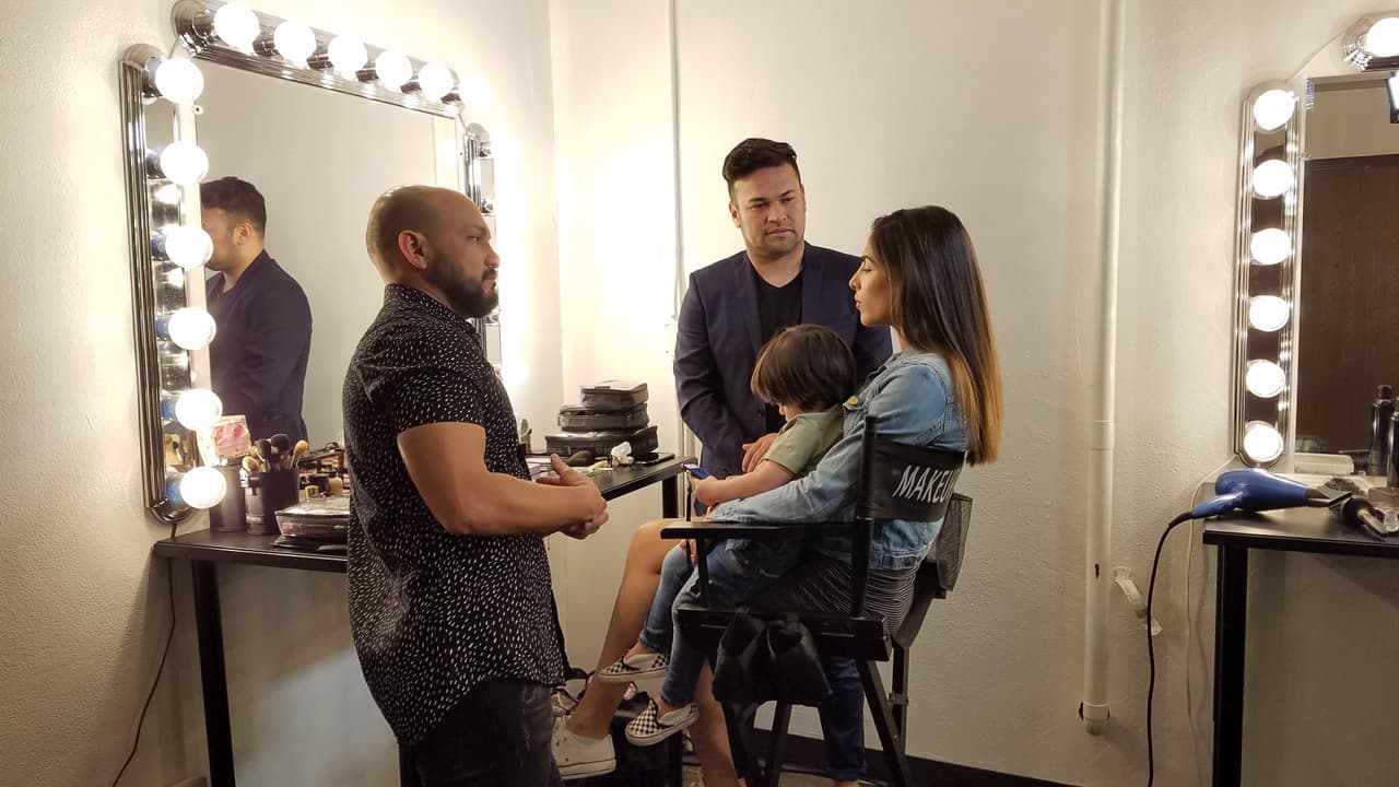 <b><a href="http://www.univision.com/shows/la-reina-de-la-cancion/las-mejores-fotos-de-los-looks-de-alejandra-espinoza-en-la-reina-de-la-cancion-fotos" target="_blank">Alejandra </a></b>llegó con 
<b><a href="http://www.univision.com/shows/la-reina-de-la-cancion/lo-sentimos-alejandra-matteo-y-su-papi-son-dos-gotas-de-agua-fotos" target="_blank">Matteo</a></b> a su primera sesión de fotos desde que vive en Los Ángeles y busca abrirse camino en la actuación. Desde lo natural hasta lo glamoroso, Alejandra jugó con varios estilos para abarcar todo tipo de personajes y llamar la atención de los productores. 
<b><a href="http://www.univision.com/shows/la-reina-de-la-cancion/capitulo-4-alejandra-la-de-tijuana-en-la-los-americanos-la-prefieren-al-natural-para-ellos-mas-es-menos-video" target="_blank">MIRA EL VIDEO</a></b>.