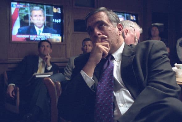 El director de la CIA, George Tenet, escucha el mensaje del presidente Bush. (Imagen del Archivo Nacional de EEUU).