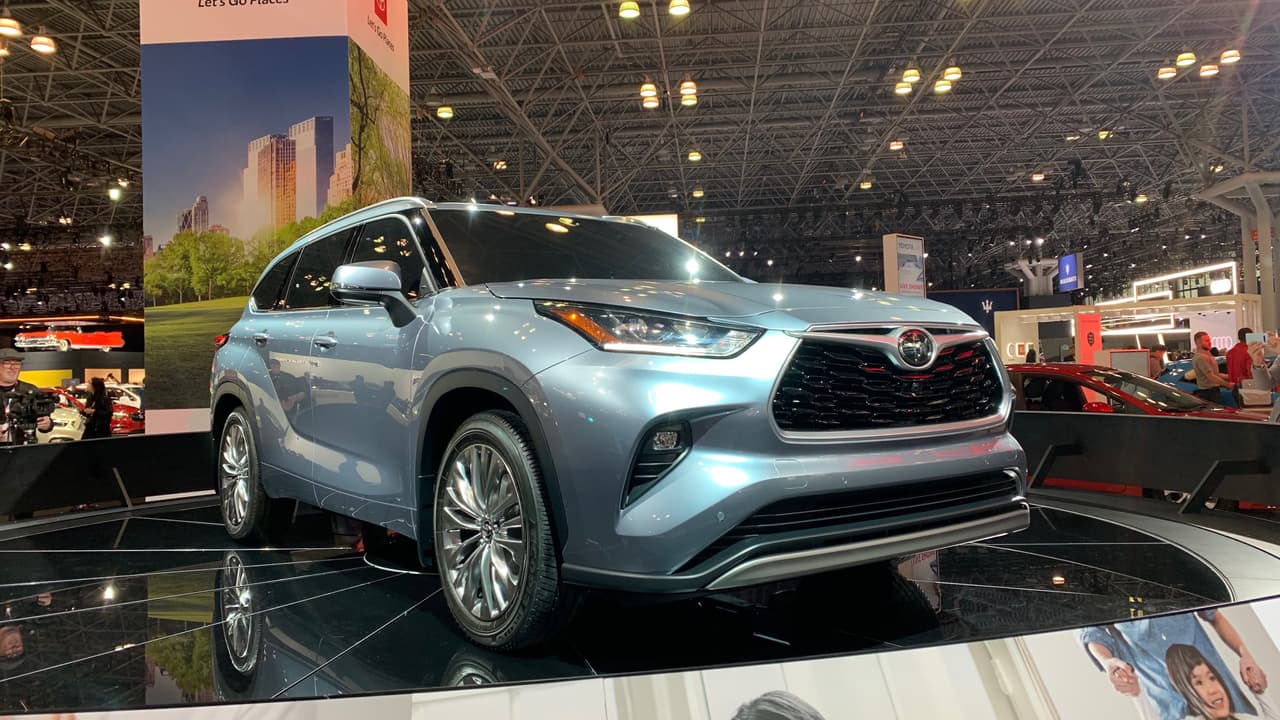 Toyota finalmente hizo público en el 
<b>Auto Show de Nueva York 2019</b>, el reemplazo de su camioneta crossover mediana familiar, la nueva 
<b>Toyota Highlander 2020</b>, la cual constituye la cuarta generación del popular vehículo, uno de los más vendidos de su categoría.