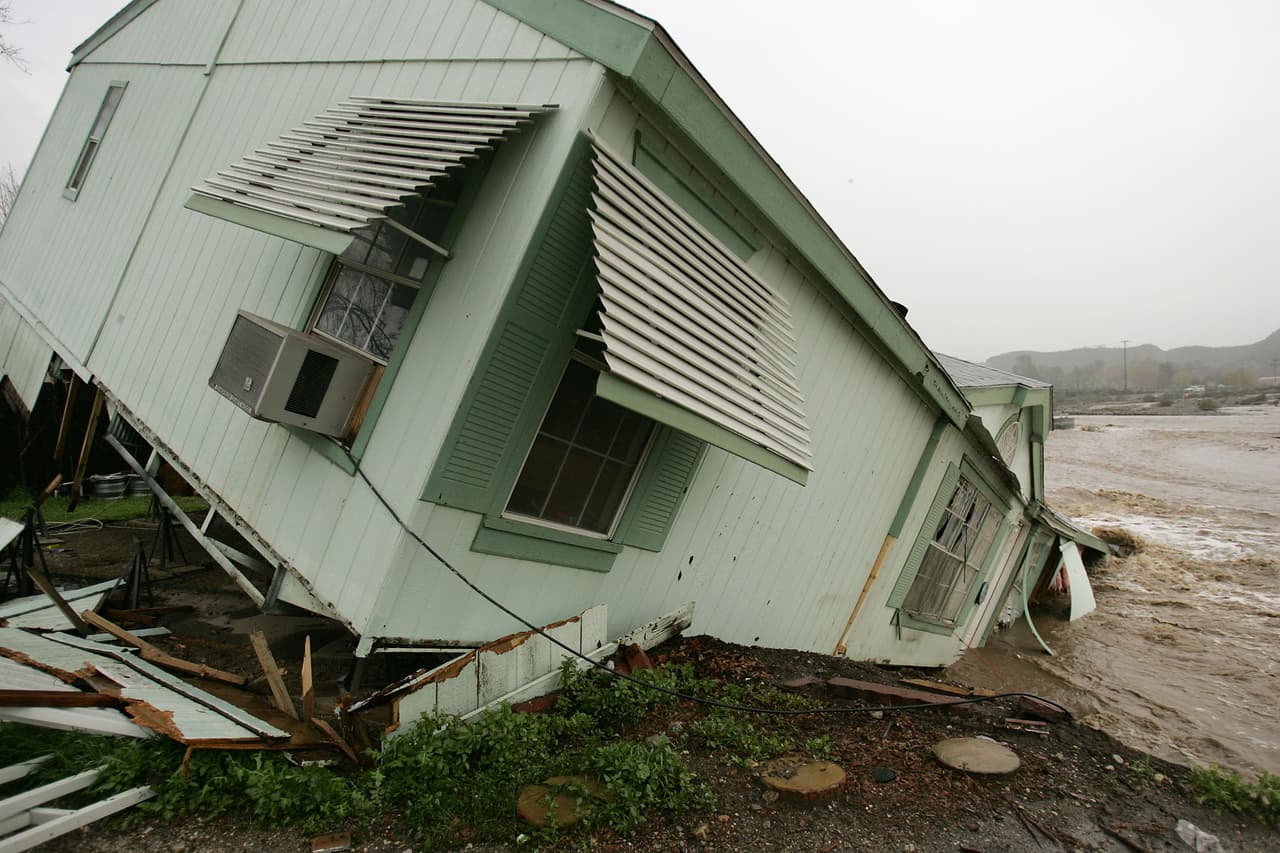 Las inundaciones de enero de 2005 en Santa Clarita, en California, causaron graves detrozos en viviendas. Una de ellas fue devorada por las aguas del río Santa Clara.