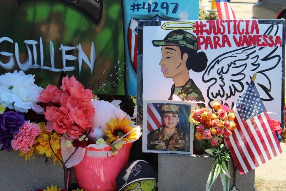 Con velas, flores y mensajes de apoyo hacia 
<b><a href="https://www.univision.com/local/austin-kakw/relato-paso-a-paso-del-caso-de-vanessa-guillen-del-cuarto-de-armas-en-fort-hood-a-la-ladera-de-un-rio">Vanessa Guillen</a></b>, un grupo de personas se reunió esta mañana afuera de las instalaciones de la Gran Plaza, en Fort Worth, para salir en una caravana en honor a la joven.