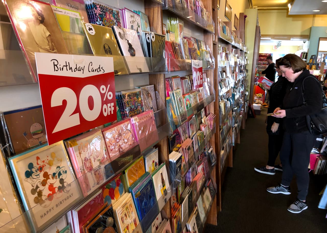 La primera tienda de Papyrus abrió en la ciudad de Berkeley, en el norte de California, y finalmente creció a 500 tiendas, incluyendo sus marcas American Greetings, Carlton Cards y Paper Destiny.
<br>