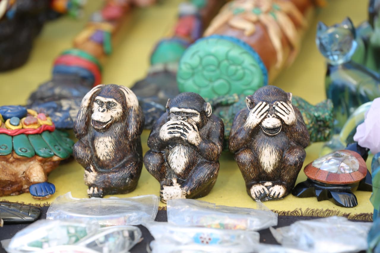 Pequeñas figuras de los 'Tres monos sabios' que se pueden encontrar en el malecón.