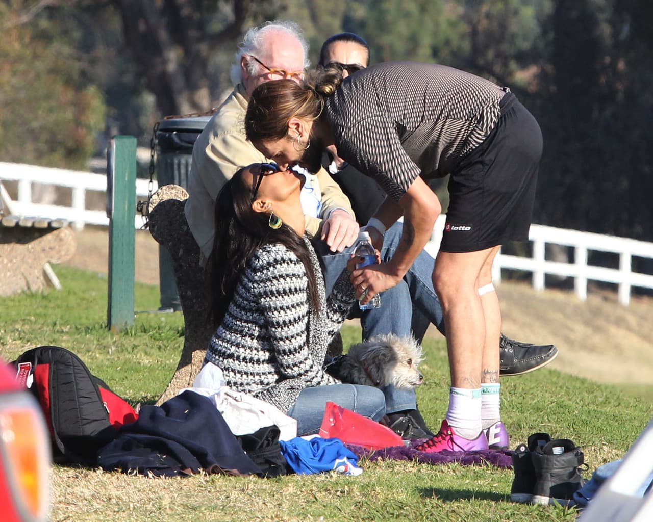 Marco le da amorcito a su mujer en donde sea.