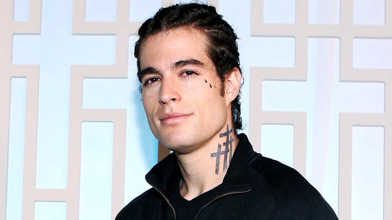Danilo Carrera sorprende al aparecer con trenzas y tatuajes para su nuevo personaje junto a Paulina Goto