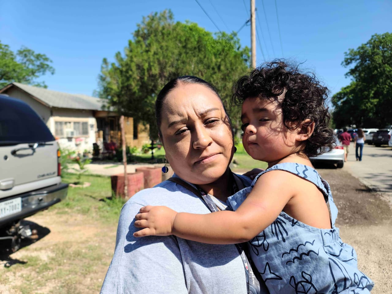 Miriam Trinidad es una madre que tiene que dar instrucciones impensables a sus hijos. “Siempre les he dicho: 'Cuídense, cuando pase ese tipo de cosas hagan caso a los maestros (…) Si te dicen agáchate, agáchate'".
<br>
<br>Lo había hecho incluso viviendo en el que consideraba un tranquilo Uvalde. Donde los 'problemas' se centraban mas bien en la cercanía del pueblo con la frontera con México y los asuntos migratorios que vienen con ello.
<br>
<br>
<b>“Cuando me enteré (del 'lockdown' en la escuela) pensé que era una persona que estaba huyendo porque lo andaba persiguiendo la Patrulla Fronteriza. Nunca pensé que fuese a ser de esta magnitud la situación"</b>, relata.
<br>
<br>Su hija Stephanie, a la que le ruega se proteja si un atacante entra a su escuela, está en shock, dice esta madre. "Todavía no asimila la pérdida de su compañera de 'softball'", agrega en la que es una declaración constante en Uvalde, donde prácticamente todos conocen a una de las 21 víctimas o a un familiar de ellas. El dolor y el trauma es colectivo.