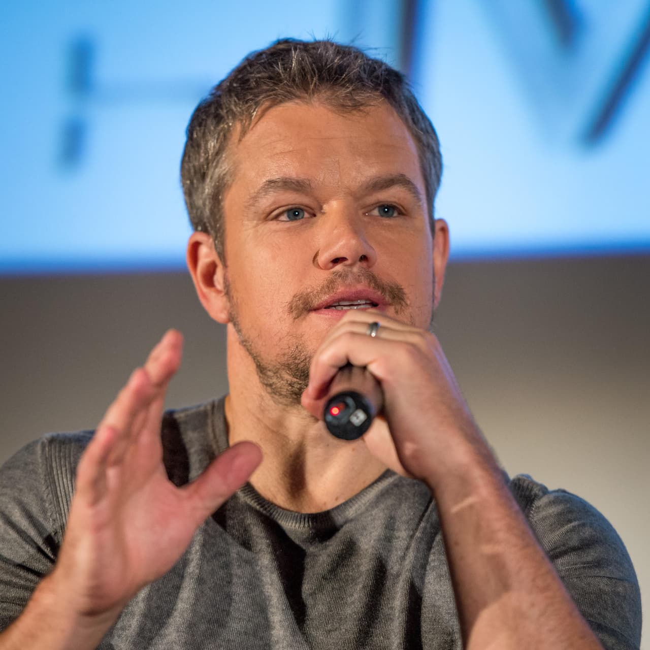 Damon habló sobre esta cinta en una entrevista que otorgó a la revista 
<a target="_blank" href="https://people.com/movies/matt-damon-confesses-he-cant-get-his-kids-to-watch-good-will-hunting/">People</a>, donde compartió que sus cuatro hijas están renuentes a ver el filme protagonizado por él y los hermanos Ben y Casey Affleck.