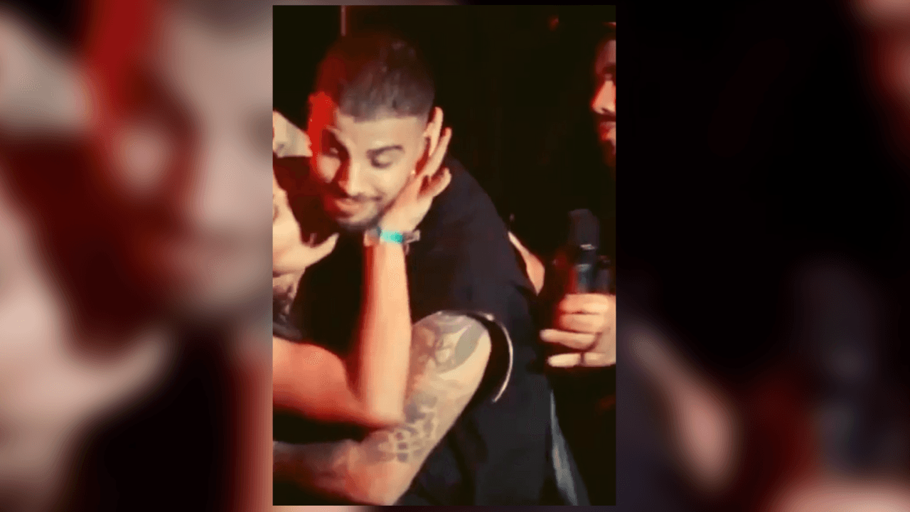 <h3 class="cms-H3-H3">Rauw Alejandro</h3>
<br>
<br>En uno de sus conciertos y de una manera desenfrenada se subió a la tarima una fanática de 
<a href="https://www.univision.com/musica/unas-pintadas-la-tendencia-que-famosos-lucen-fotos" target="_blank">Rauw Alejandro</a>, lo abrazó, y para despedirse quiso robarle un beso, sin embargo, el intérprete de ‘Desesperados’ reaccionó rápidamente y corrió su cara. El cantante no pudo evitar mostrar su incomodidad, así que se soltó de ella lo más rápido que pudo, llevándola en dirección hacia su personal de seguridad.