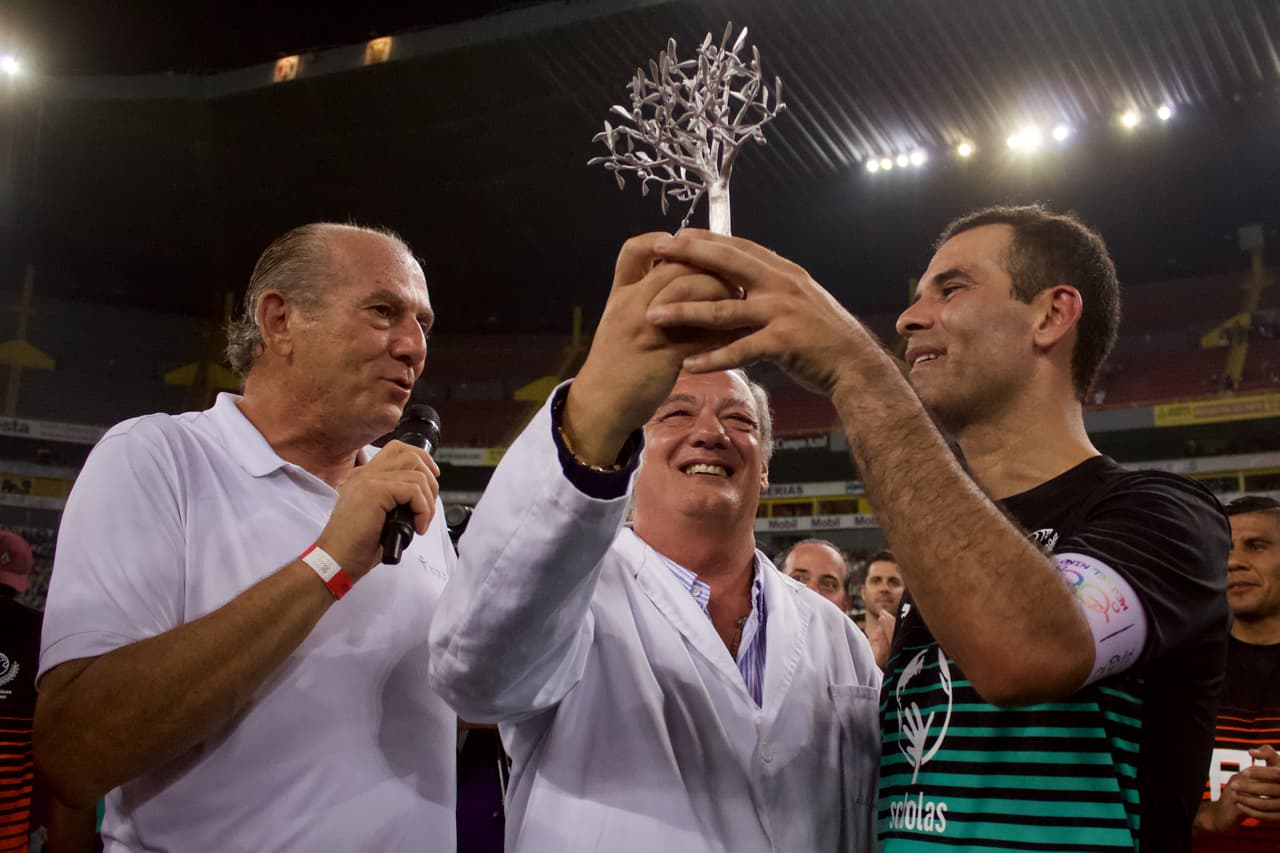 Un trofeo como obsequio final para Rafa Márquez en un emotivo homenaje.