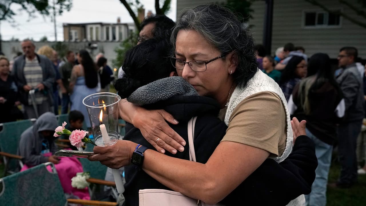 En días próximos se 
<b>agregaría a la lista de los fallecidos</b> el nombre 
<a href="https://www.univision.com/local/chicago-wgbo/confirman-muerte-eduardo-uvaldo-tiroteo-4-de-julio-highland-park" target="_blank">Eduardo Uvaldo, un hombre hispano de 69 años</a> que presenciaba el desfile con su familia. Las demás víctimas fueron identificadas como 
<b>Katherine Goldstein</b>, de 64 años, 
<b>Irina McCarthy</b>, de 35 años, 
<b>Kevin McCarthy</b>, de 37 años, 
<b>Jacquelyn Sundheim</b>, de 63, 
<b>Stephen Straus</b>, de 88, y 
<b>Nicolás Toledo</b>, de 78 años.