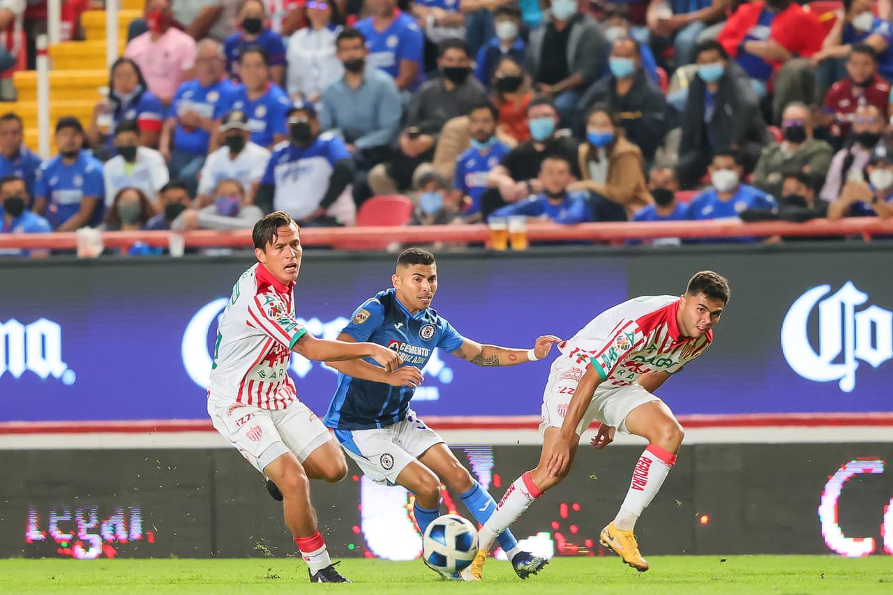 Motivados por su afición en el Estadio Victoria, Necaxa se mostró más agresivo y avisó con un disparo de Alan Medina apenas a los 5 minutos.