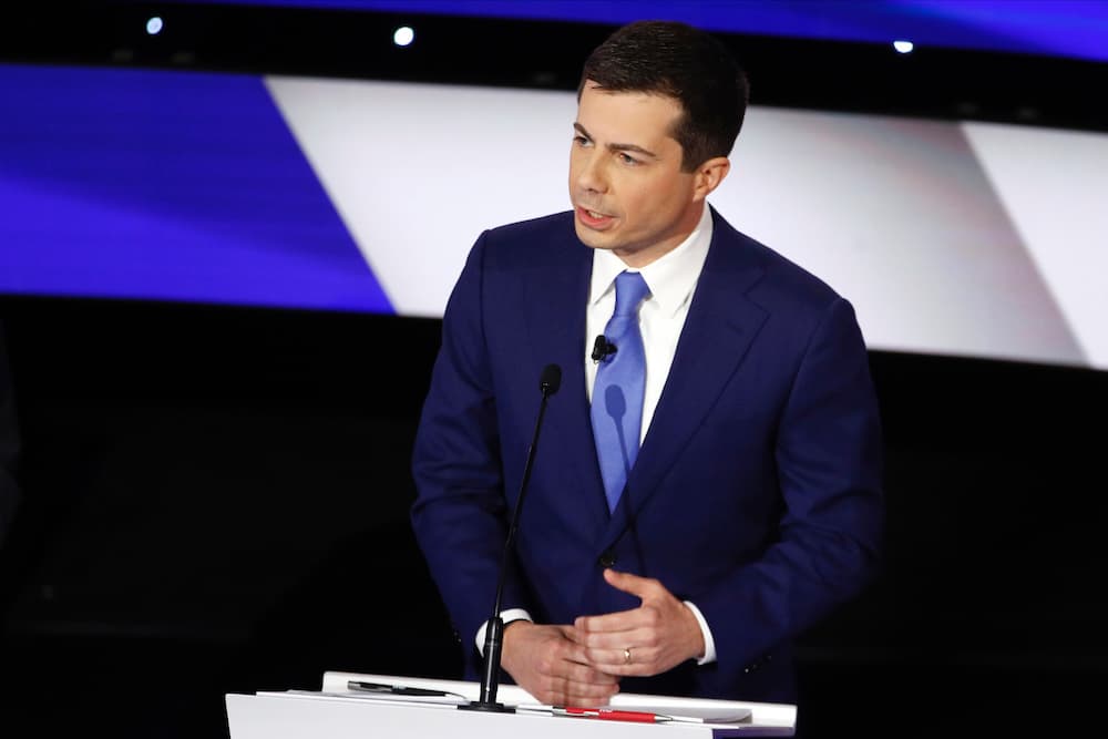 Buttigieg, que ha sufrido un bajón en las encuestas en Iowa, aprovechó su última intervención para apelar a los republicanos desengañados con Trump. "Si solías votar al otro partido pero ahora no puedes mirar a los ojos a tu hijo y explicarles este presidente, únete a mí", invitó sonriente.