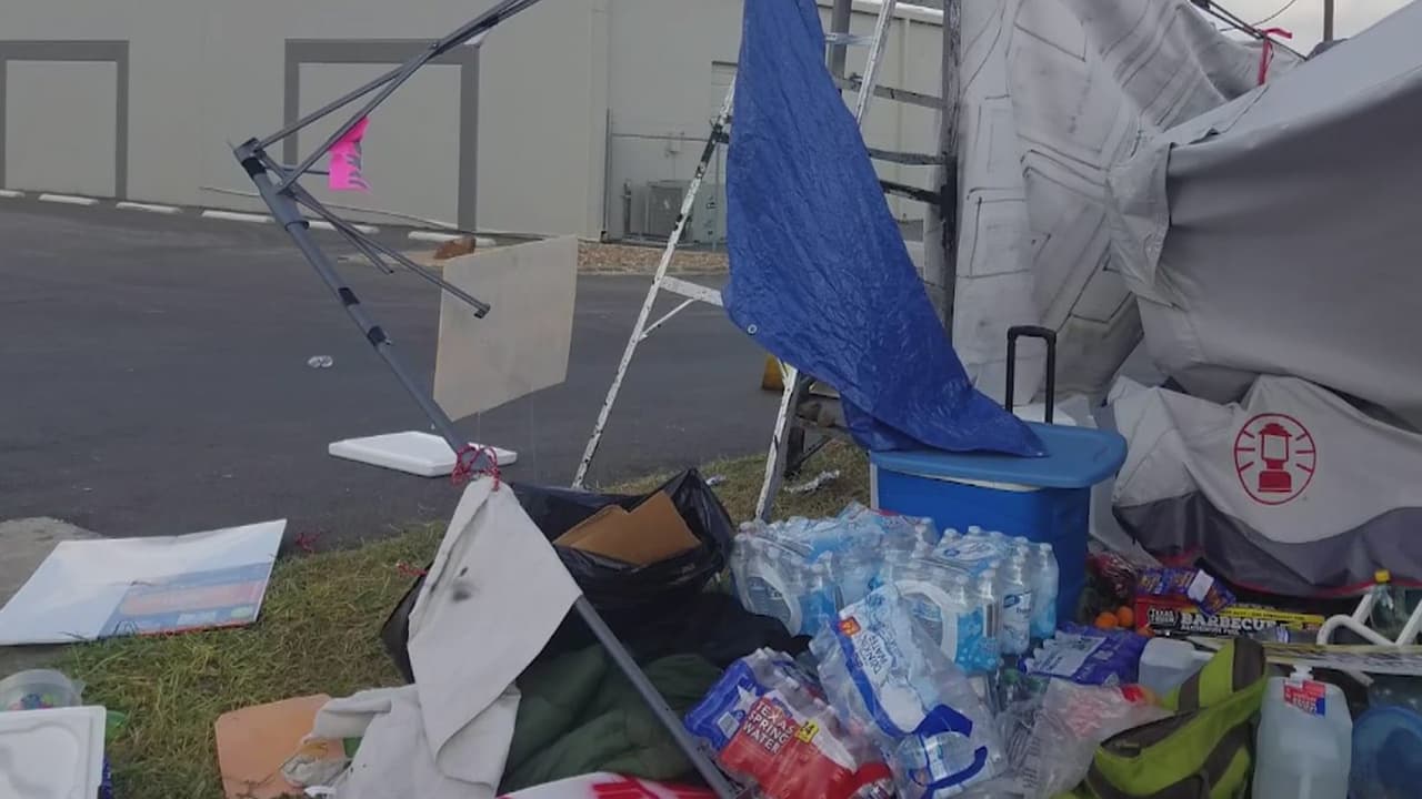 Activistas aseguran que supremacistas blancos atacaron el campamento de protestas contra ICE