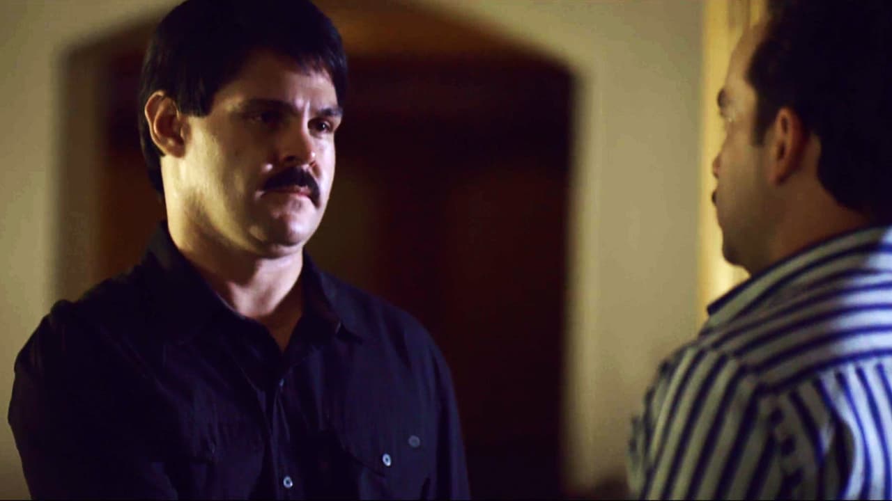 Sorpresivamente, ‘El Chapo’ sacó su pistola, pero terminó por estrechar la mano de su peligroso socio.