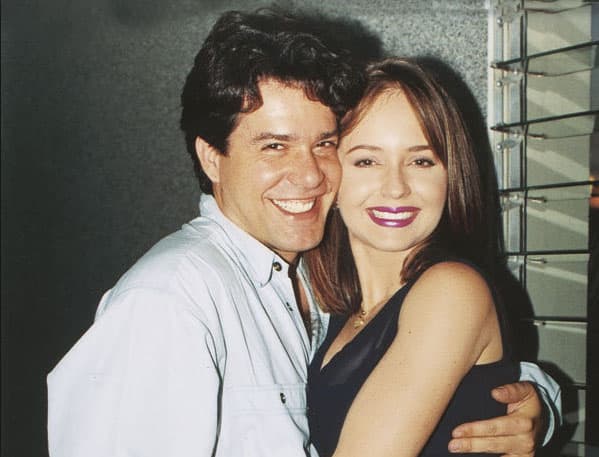 Fue Spanic la razón por la que Miguel de León llegó a tierra azteca, luego de haberse casado con ella en 1995. Los actores venezolanos se conocieron en la telenovela venezolana 'María Celeste' y se enamoraron cuando protagonizaron 'Como tú ninguna'.