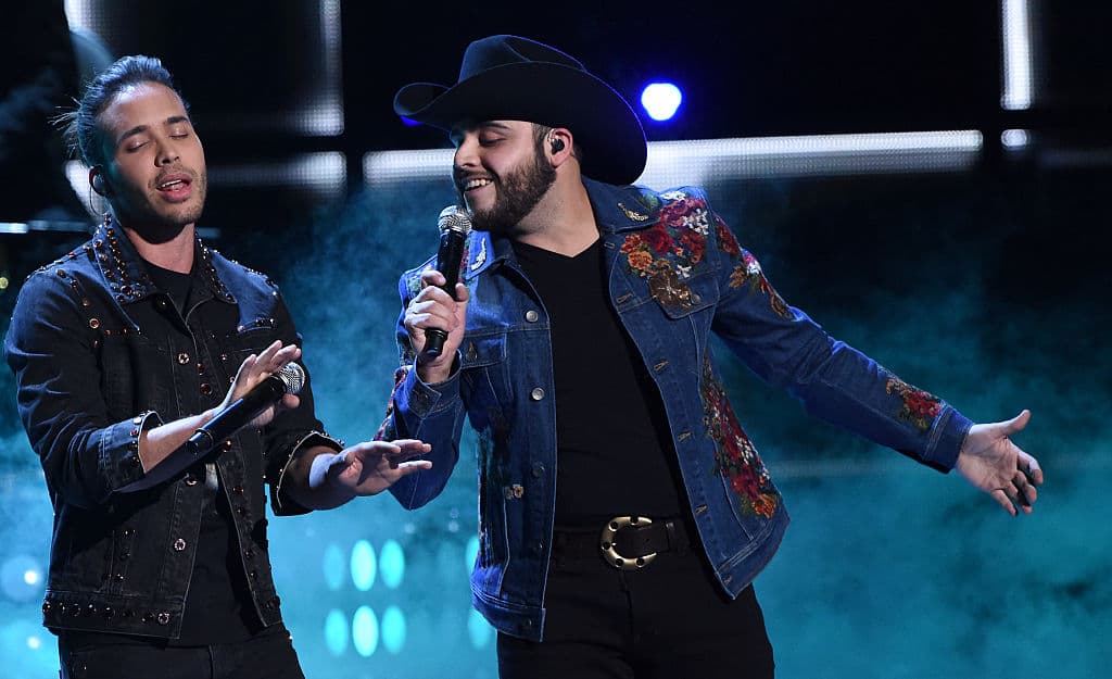 Prince Royce se unió a Gerardo Ortiz para grabar juntos la canción '
<a href="https://www.youtube.com/watch?v=LDJaFUQHi_g">Moneda</a>' y el grupero hizo un gran trabajo adaptándose a la bachata; sin embargo, Gerardo Ortiz está por estrenar su próximo disco en el que vendrá este mismo tema ¡en versión banda!