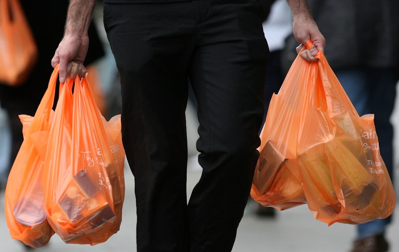 <b>No más bolsas de plástico</b>
<br>
<br>A partir del 1 de marzo, las tiendas en el estado de Nueva York no darán bolsas de plástico de un solo uso y en la gran manzana tendrán que cobrar 5 centavos por cada bolsa de papel que utilicen. Habrá ciertas excepciones que incluyen restaurantes, farmacias, tiendas de ropa y más.