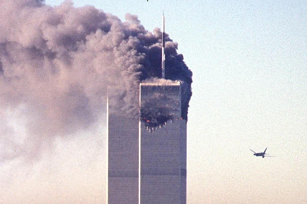 El avanzado diseño de World Trade Center permitió que a pesar de la destrucción inicial por los choques de los aviones los edificios se mantuvieran en pie. “Al menos no ha caído todavía, pero si no apagan el fuego, caerá”, dijo al Chicago Tribune el ingeniro W. Gene Corley cuando vio el primer choque. 
<a href="https://www.chicagotribune.com/nation-world/sns-worldtrade-collapse-ct-story.html"><u>Fue el experto en estructuras que dirigió la investigación federal sobre el colapso</u></a>.
<br>