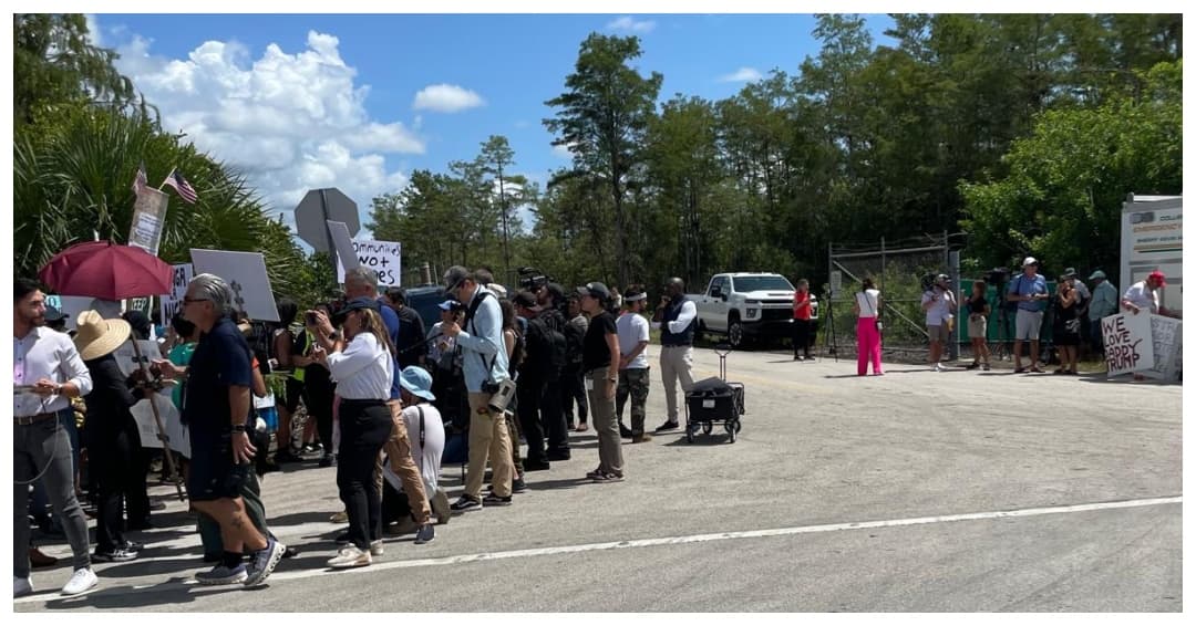 Protestas contra visita del presidente Trump al centro de detención de inmigrantes en los Everglades.