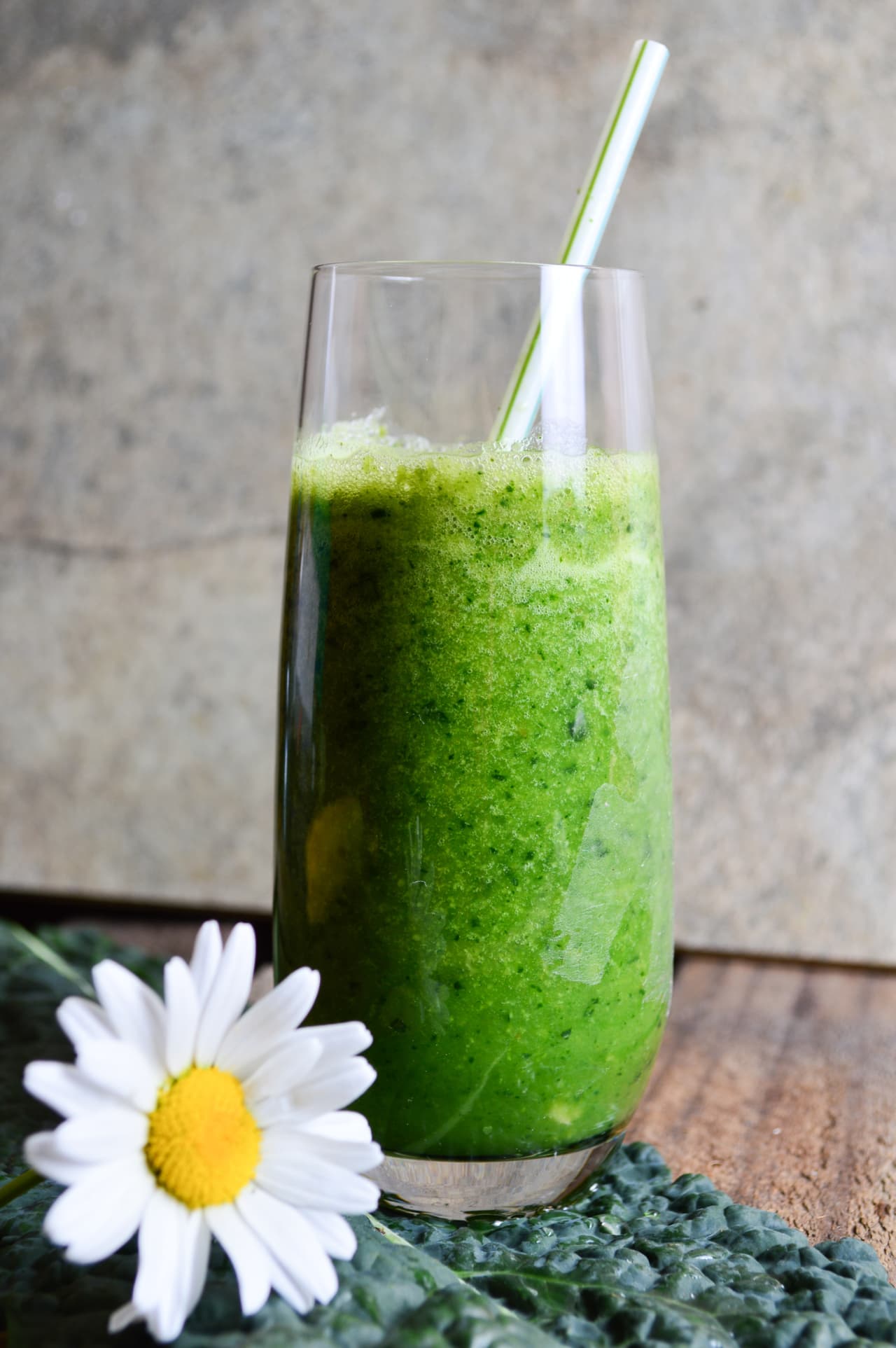 En un extractor combina el kale con una manzanas, dos zanahorias y un poquito de limón. Sirve y disfruta de un excelente líquido para comenzar tu día.
