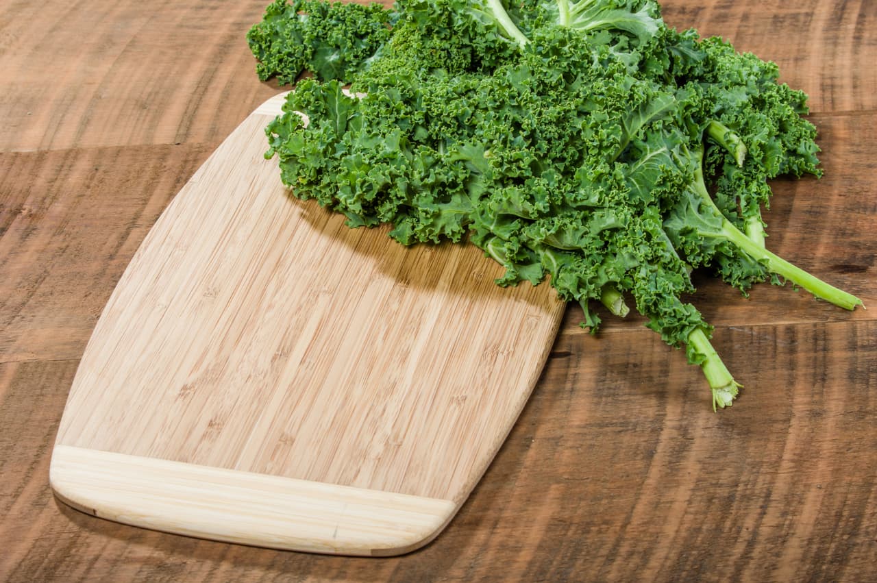 Kale: Una taza tan solo tiene 36 calorías y le aporta muchísima fibra a tu cuerpo. Está comprobado que el Kale tiene beneficios sobre tu salud emocional, además contiene varios tipos de antioxidantes que ayudarán a mantener tu piel joven. Baja los niveles de colesterol y tiene más calcio que la leche.