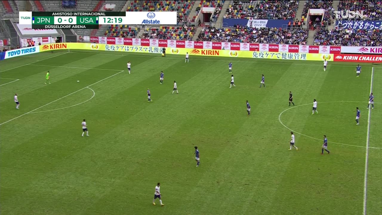 ¡TIRO ATAJADO! disparo por Daichi Kamada.